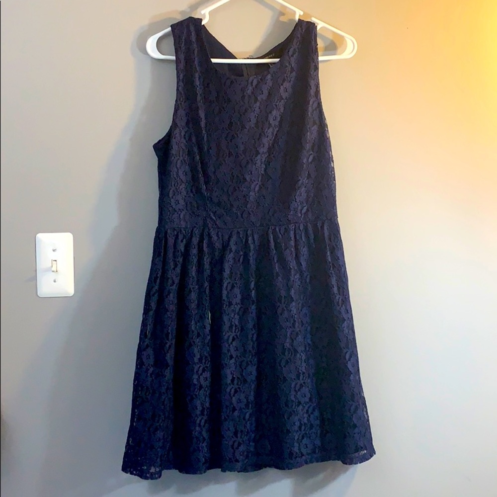 No torn, used , lavorg flower, navy